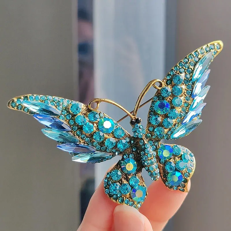 Broche papillon pour écharpe turquoise, ailes pavées de strass et cristaux navette