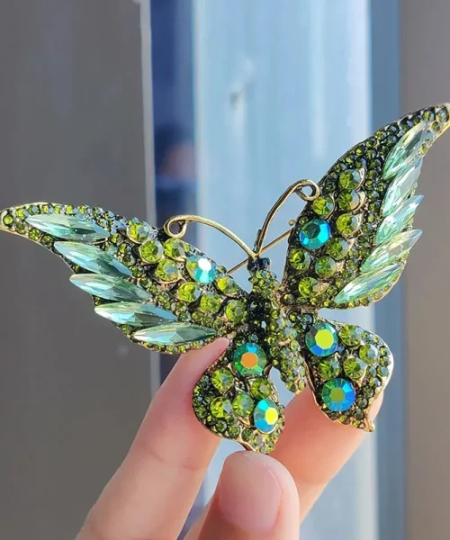 Broche papillon pour écharpe vert, ailes pavées de strass et cristaux navette