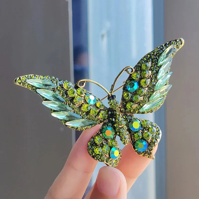 Broche papillon pour écharpe vert, ailes pavées de strass et cristaux navette