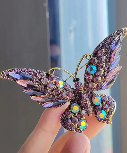 Broche papillon pour écharpe violet, ailes pavées de strass et cristaux navette