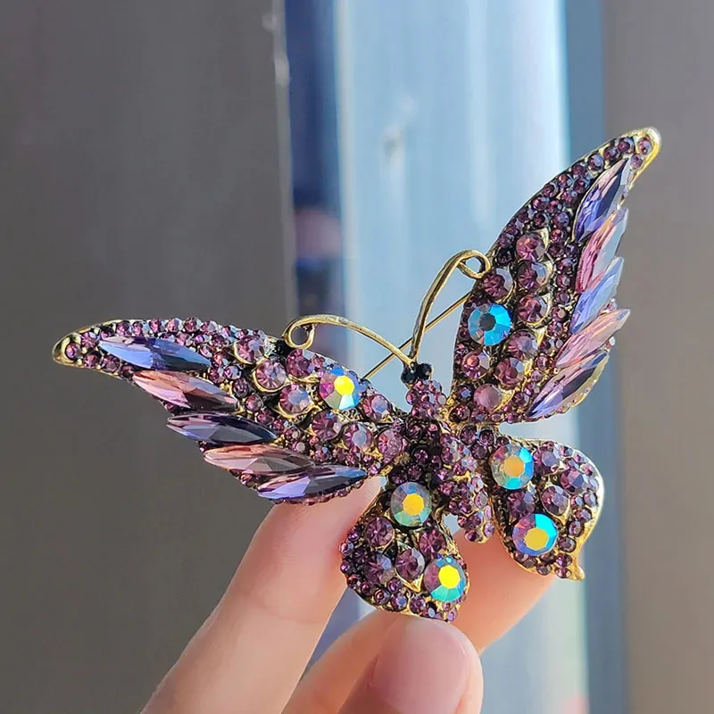 Broche papillon pour écharpe violet, ailes pavées de strass et cristaux navette