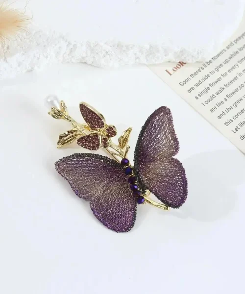 Broche Papillon sur Branche violet, sur branche dorée avec perle et papillon en strass