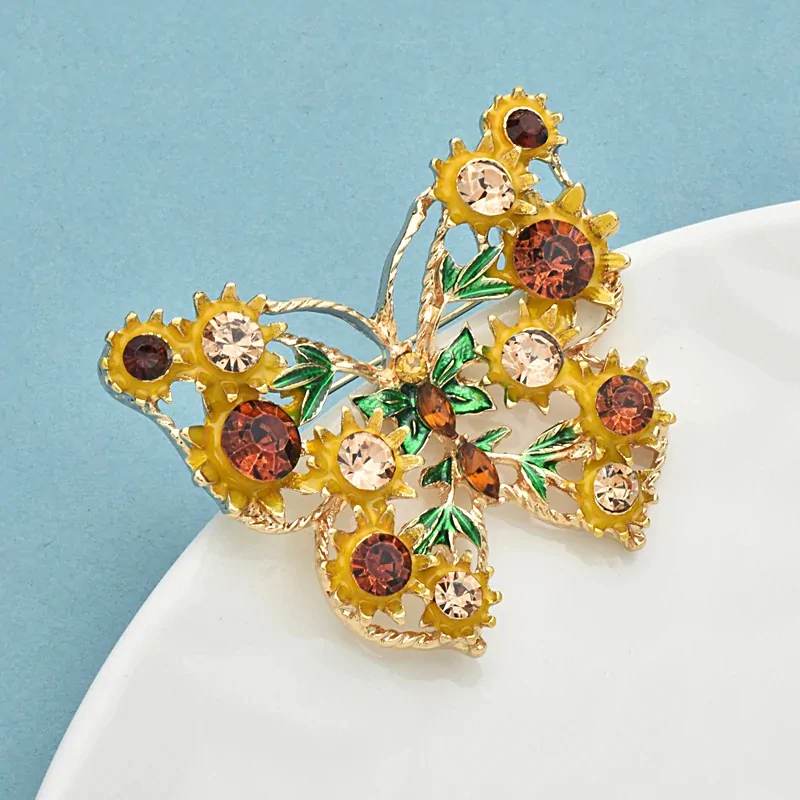 Broche papillon tournesol vue de profil, monture dorée torsadée ajourée