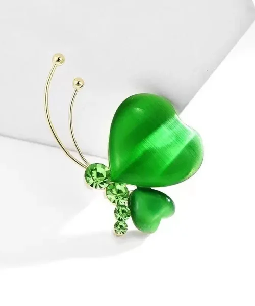 Broche papillon verte, ailes en cœur vert émeraude et antennes dorées