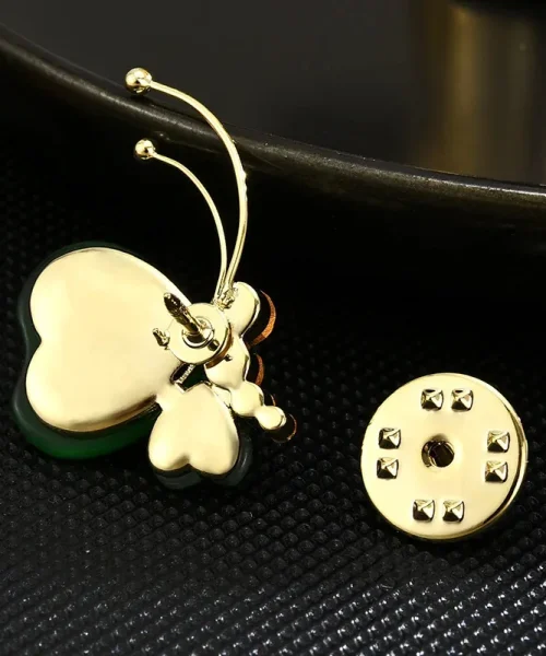 Broche papillon verte vue de dos, tige et fermoir à picots