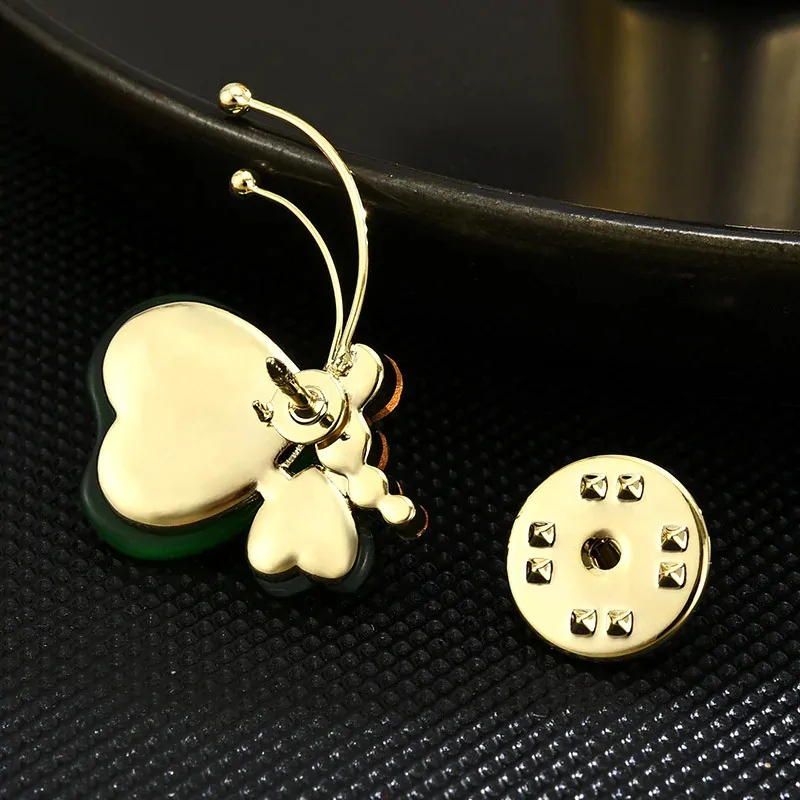 Broche papillon verte vue de dos, tige et fermoir à picots