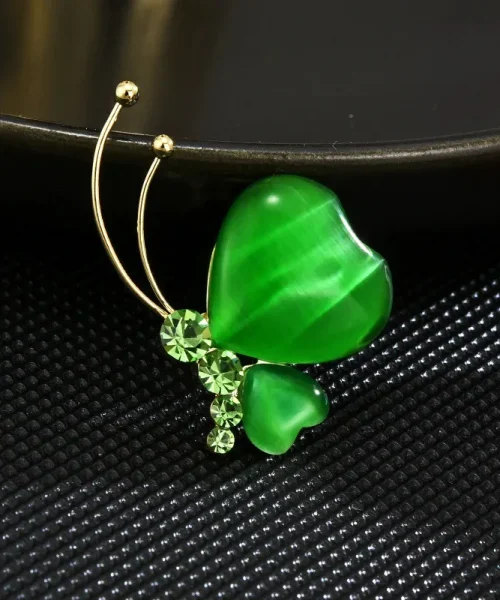 Broche papillon verte, reflet œil-de-chat sur les ailes en cœur