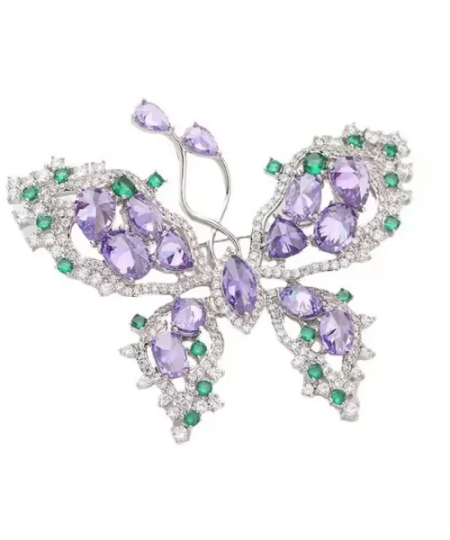 Broche papillon violette ornée de pierres taillées et strass sur monture argentée