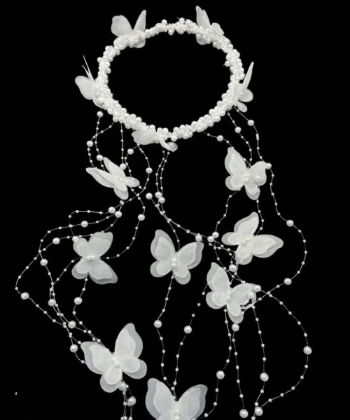 Coiffe papillon perlée à pampilles blanche, couronne de perles et fils perlés à papillons en voile
