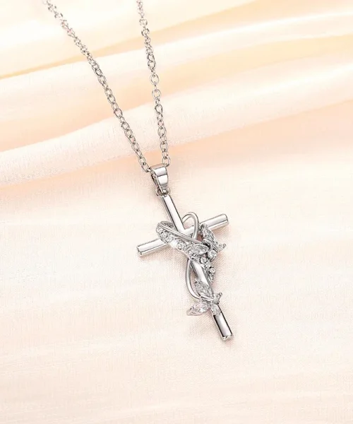 Collier croix papillon en zircons, pendentif croix orné de papillons, pierres blanc