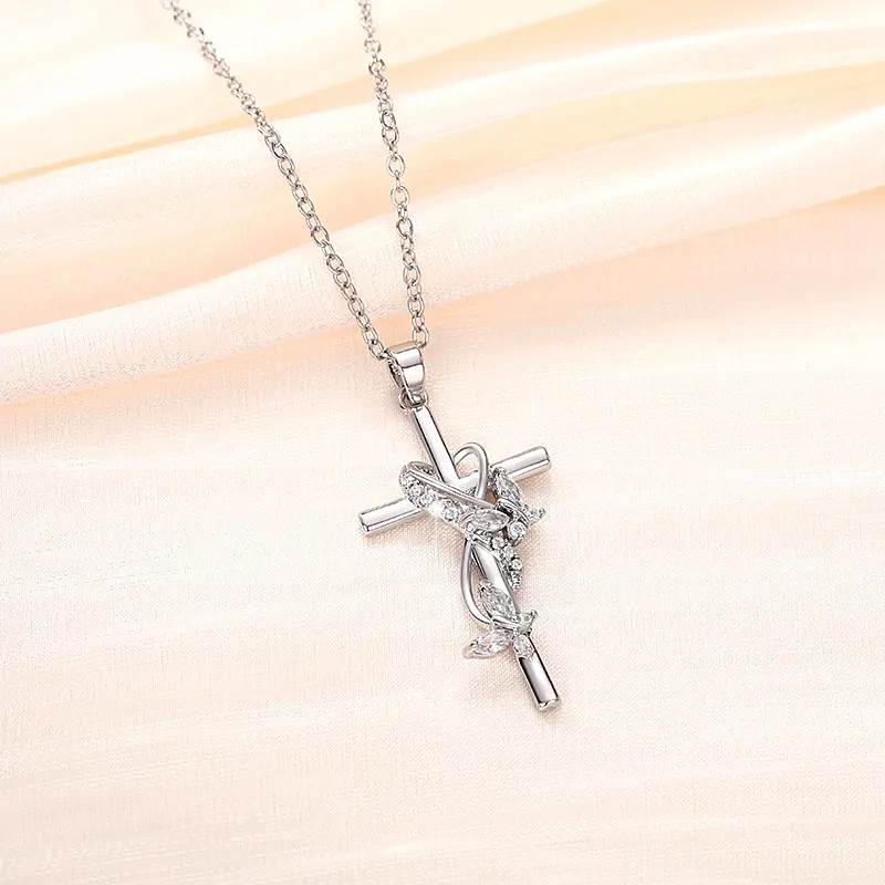 Collier croix papillon en zircons, pendentif croix orné de papillons, pierres blanc