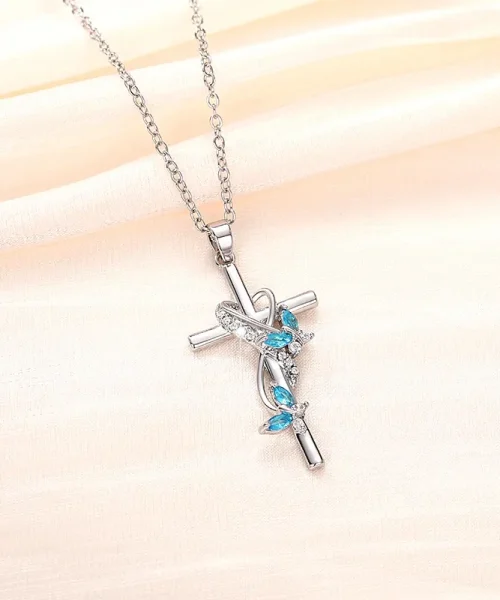 Collier croix papillon en zircons, pendentif croix orné de papillons, pierres bleu-ciel