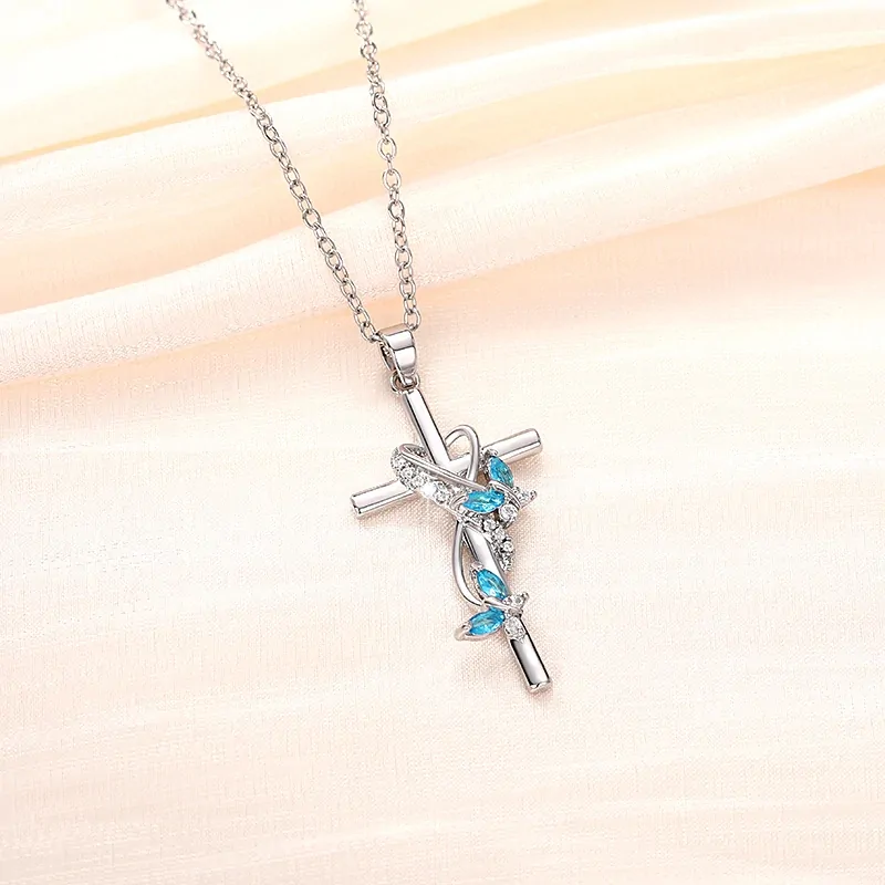 Collier croix papillon en zircons, pendentif croix orné de papillons, pierres bleu-ciel