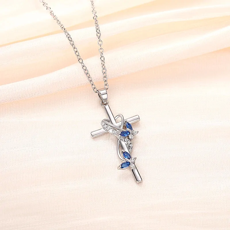 Collier croix papillon en zircons, pendentif croix orné de papillons, pierres bleu