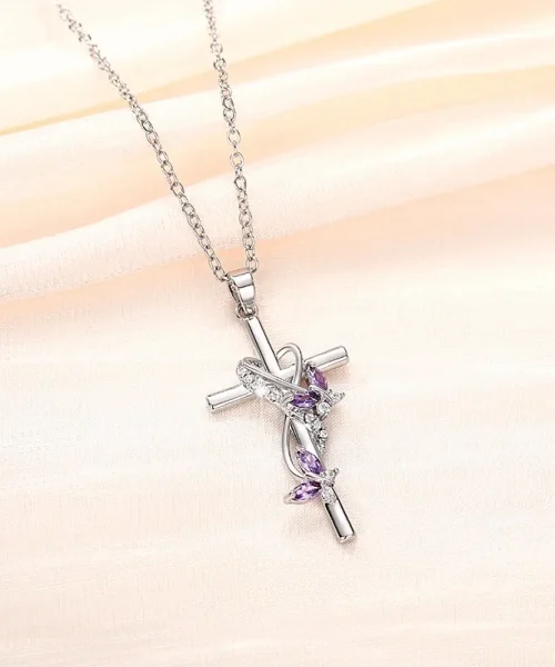 Collier croix papillon en zircons, pendentif croix orné de papillons, pierres violet