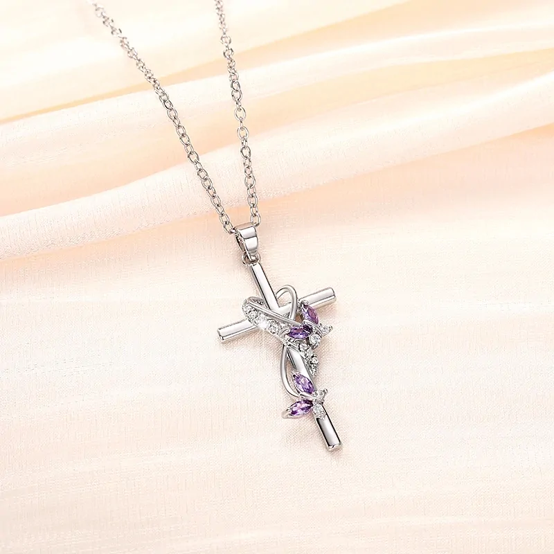 Collier croix papillon en zircons, pendentif croix orné de papillons, pierres violet