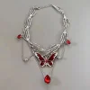 Collier gothique papillon rouge, cristal rouge et chaîne en mains squelettes argentées