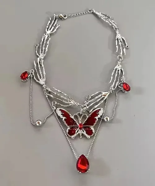 Collier gothique papillon rouge, cristal rouge et chaîne en mains squelettes argentées
