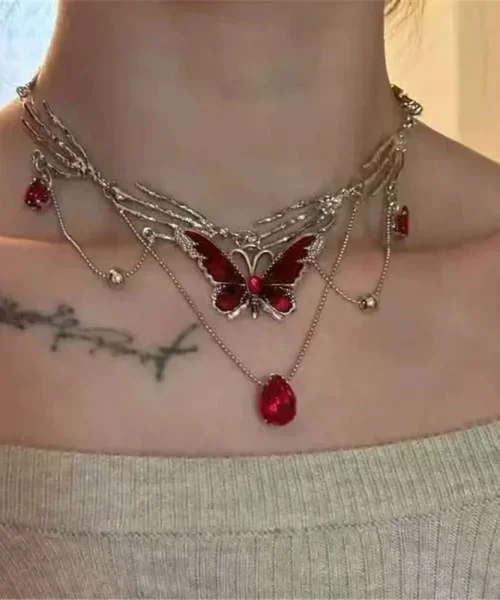 Collier gothique papillon rouge, cristal rouge et chaîne en mains squelettes argentées