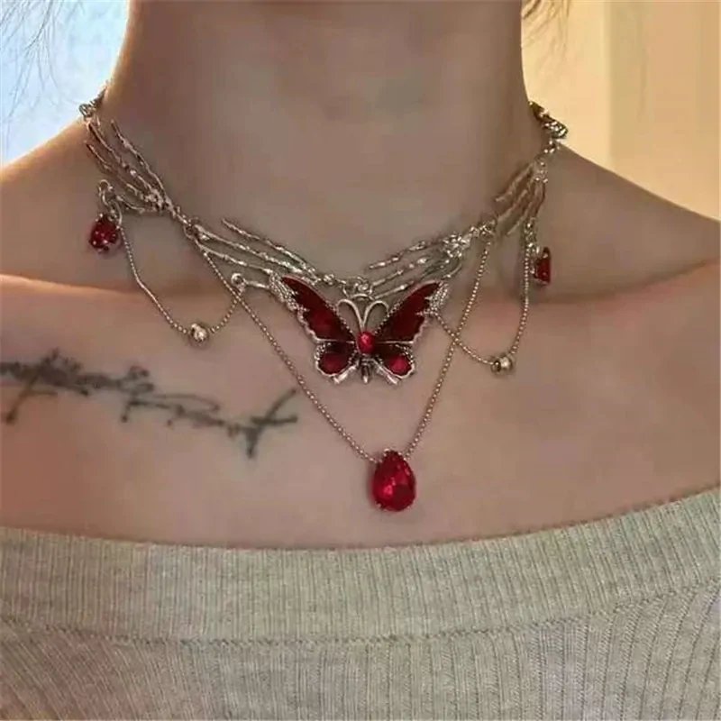 Collier gothique papillon rouge, cristal rouge et chaîne en mains squelettes argentées