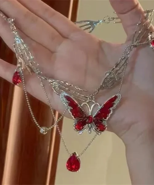 Collier gothique papillon rouge, cristal rouge et chaîne en mains squelettes argentées