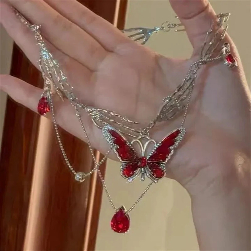 Collier gothique papillon rouge, cristal rouge et chaîne en mains squelettes argentées