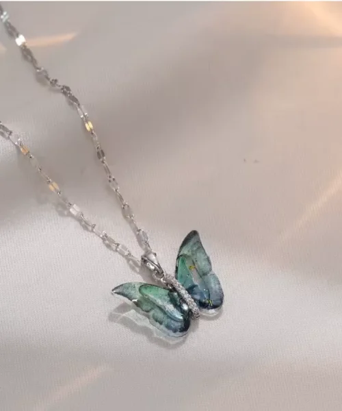 Collier papillon aquarelle vert sur chaîne argentée à maillons aplatis