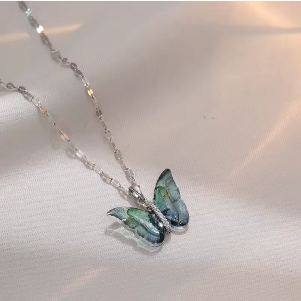 Collier papillon aquarelle vert sur chaîne argentée à maillons aplatis