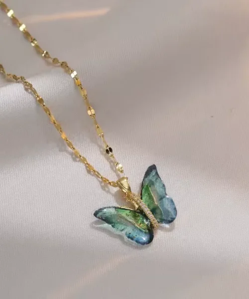 Collier papillon aquarelle vert sur chaîne dorée, ailes translucides en dégradé et éclats dorés