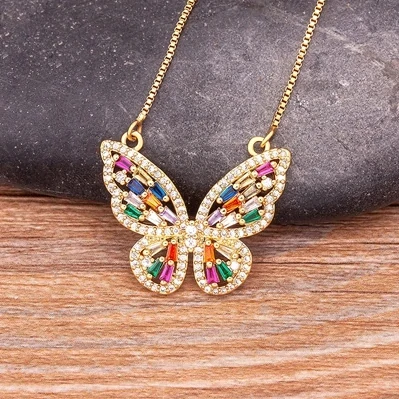 Collier Papillon Arc-en-Ciel modèle Baguettes Colorées, zircons baguettes multicolores et contour pavé blanc