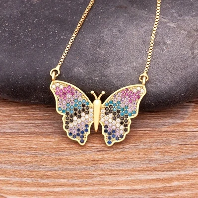 Collier Papillon Arc-en-Ciel modèle Rayures Arc-en-ciel, pavé de zircons en rayures roses, bleues et noires