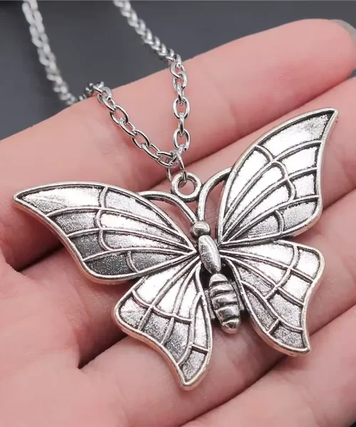 Collier papillon argent antique, grand pendentif métal vieilli ajouré, modèle ailes-gravees-argent