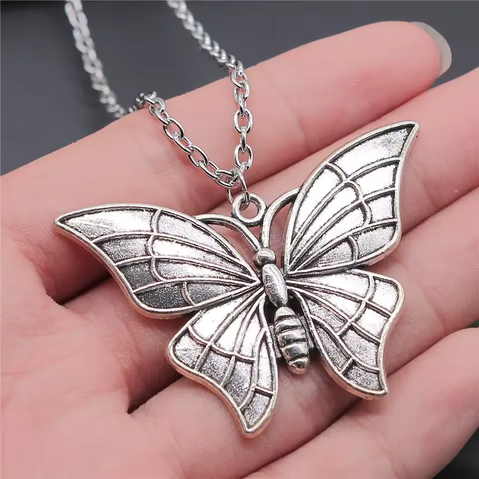 Collier papillon argent antique, grand pendentif métal vieilli ajouré, modèle ailes-gravees-argent