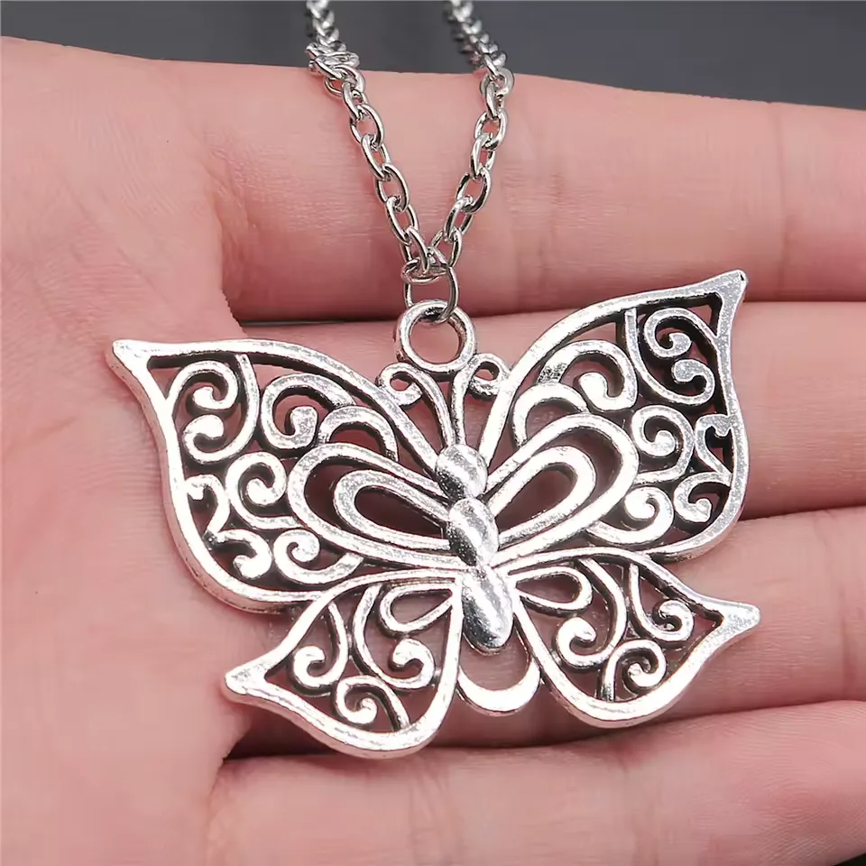 Collier papillon argent antique, grand pendentif métal vieilli ajouré, modèle volutes-argent