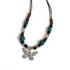 Collier papillon bohème vert, perles en céramique vert canard et noires, papillon argent vieilli sur cordon ciré
