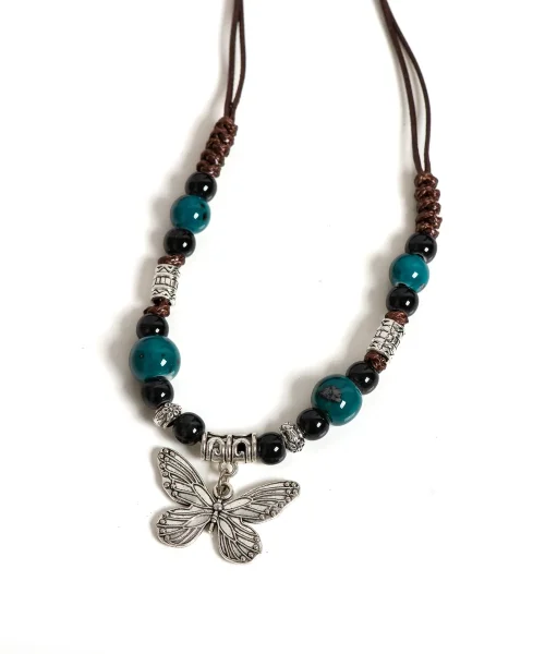 Collier papillon bohème vert, perles en céramique vert canard et noires, papillon argent vieilli sur cordon ciré