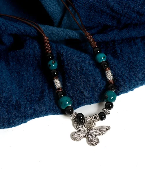 Collier bohème en céramique vert canard avec pendentif papillon gravé