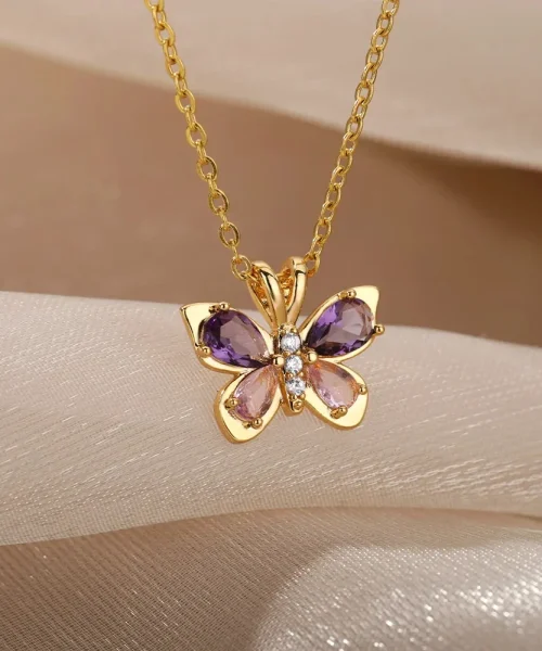 Pendentif papillon doré à cristaux violets et roses sur chaîne fine