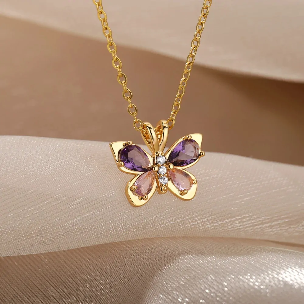 Pendentif papillon doré à cristaux violets et roses sur chaîne fine