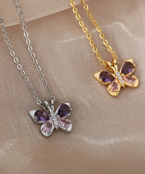 Les deux finitions du collier papillon cristal, argentée et dorée