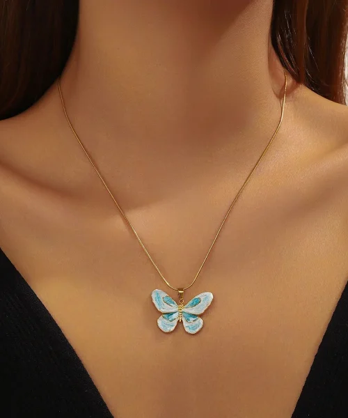 Collier papillon en émail bleu aquarelle sur acier inoxydable doré