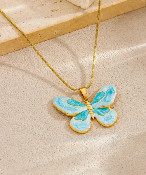 Collier papillon en émail bleu aquarelle sur acier inoxydable doré