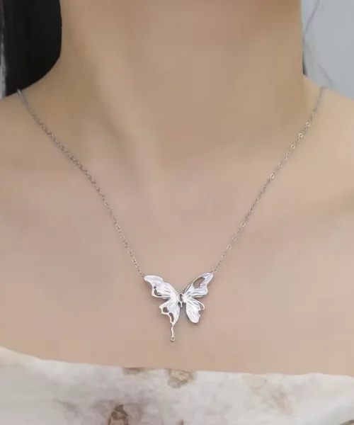 Collier papillon fondu argenté porté sur une chaîne fine
