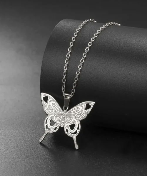Collier Papillon Gravé argenté, pendentif gravé à cœurs ajourés en acier inoxydable