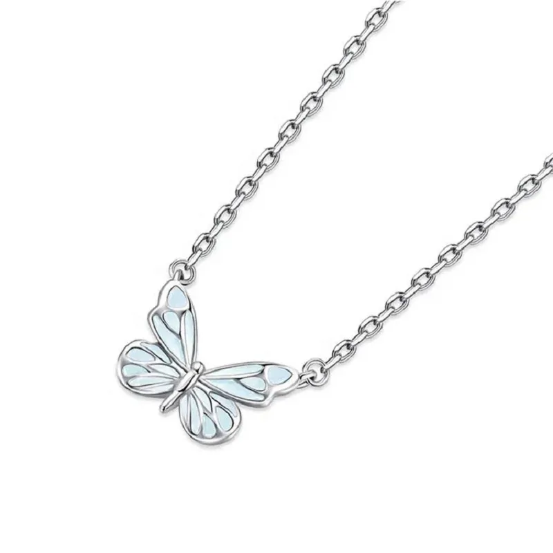 Collier papillon phosphorescent argenté, pendentif papillon bleu glacier qui brille dans le noir