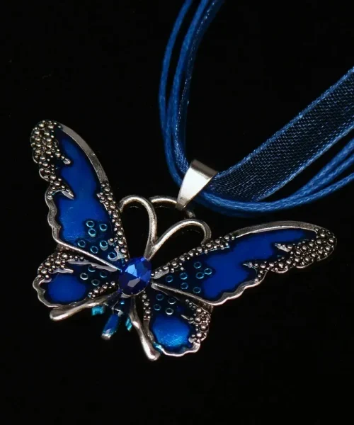 Collier papillon sur ruban, pendentif émaillé translucide bleu à cristal central