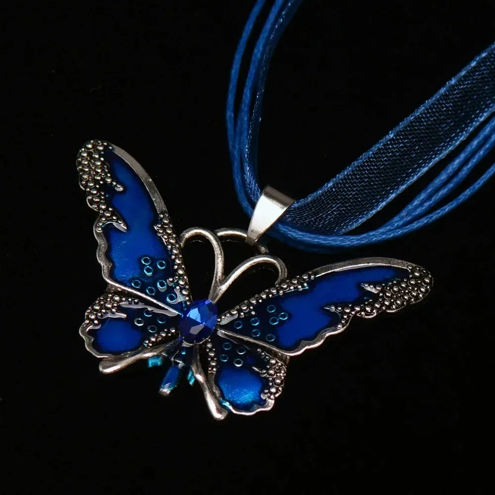 Collier papillon sur ruban, pendentif émaillé translucide bleu à cristal central