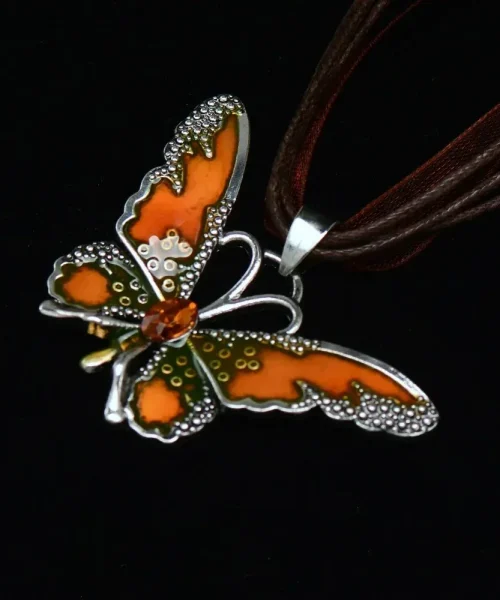 Collier papillon sur ruban, pendentif émaillé translucide marron à cristal central