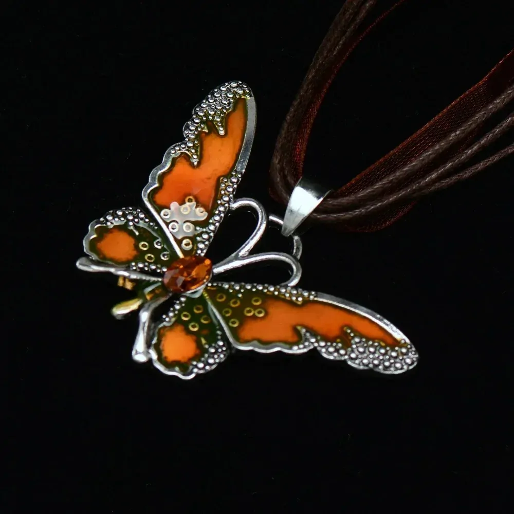 Collier papillon sur ruban, pendentif émaillé translucide marron à cristal central