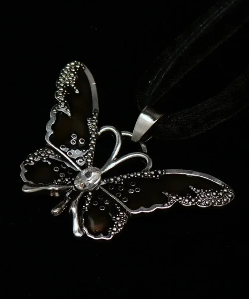 Collier papillon sur ruban, pendentif émaillé translucide noir à cristal central